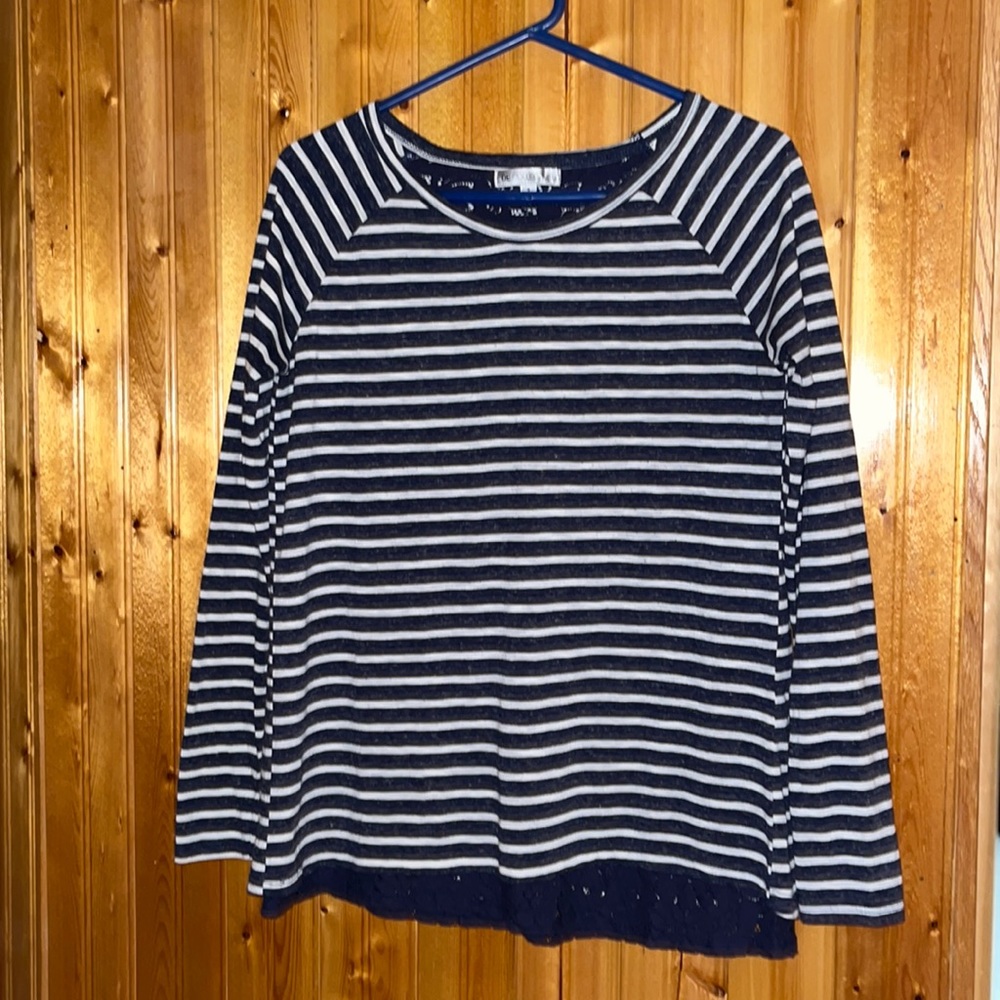 DE Collection top size small like new